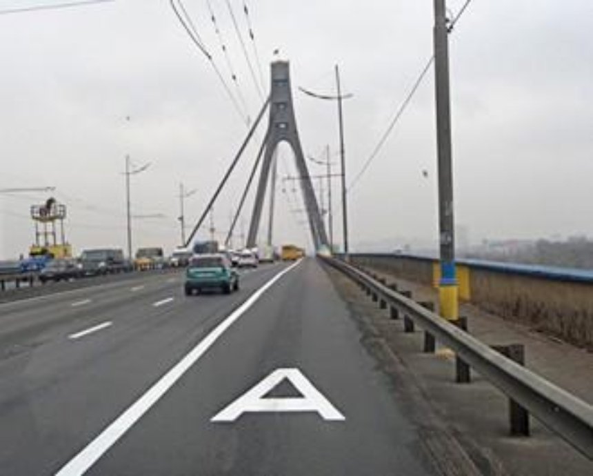 Кличко легализировал выделенную линию для общественного транспорта на Московском мосту