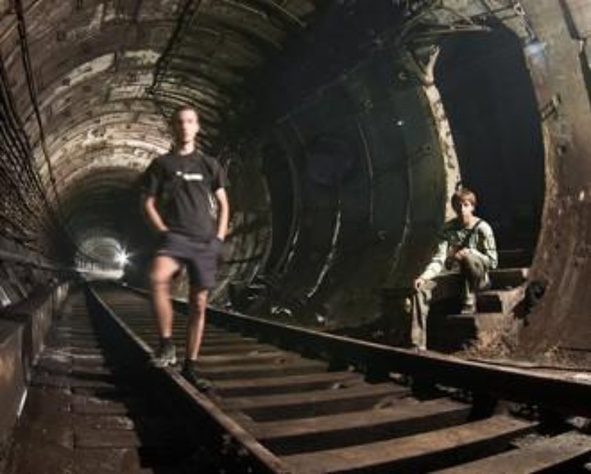В киевском метро бегал по тоннелям босой мужчина (видео)