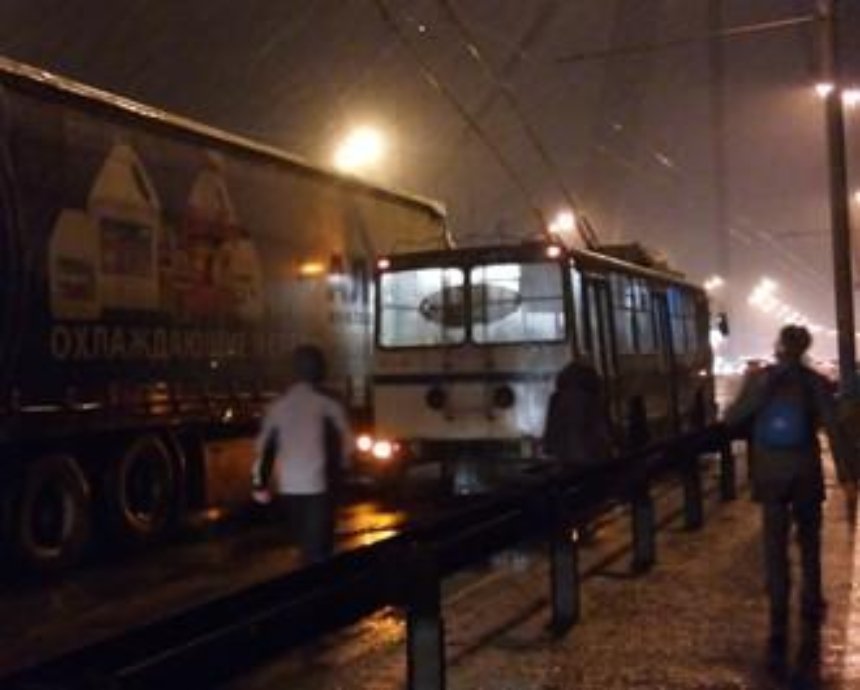 На Московском мосту троллейбус столкнулся с фурой