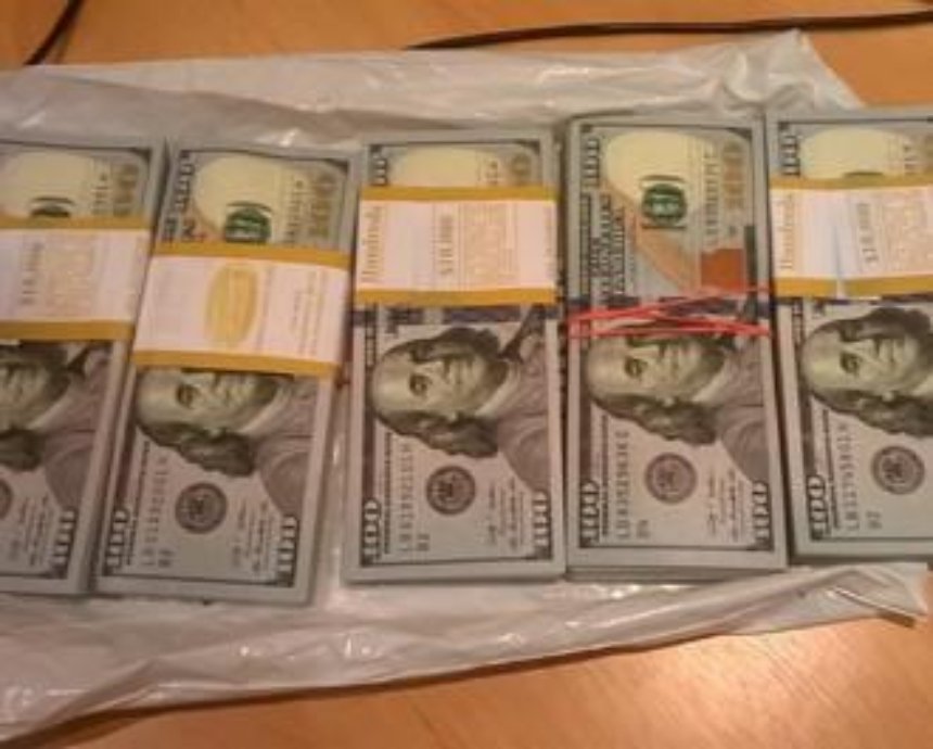 В Киеве неизвестный мужчина передал волонтерам 50 тысяч долларов