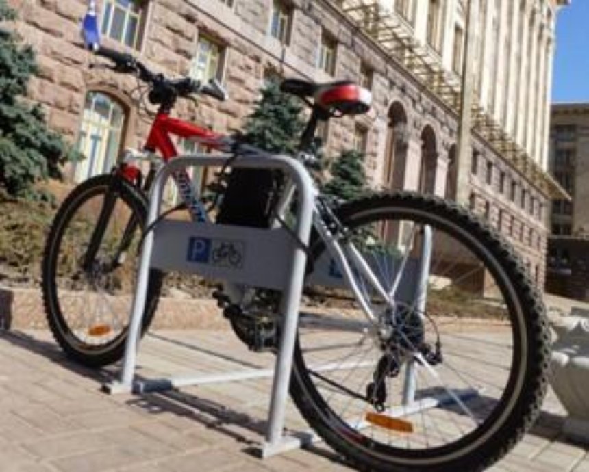 В Киеве станет больше бесплатных парковок для мопедов и велосипедов
