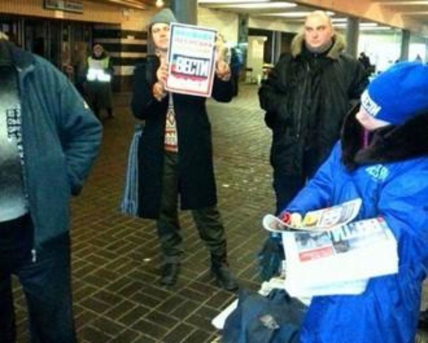 В Киеве возле раздатчицы "Вестей" протестовал журналист с плакатом (фото)
