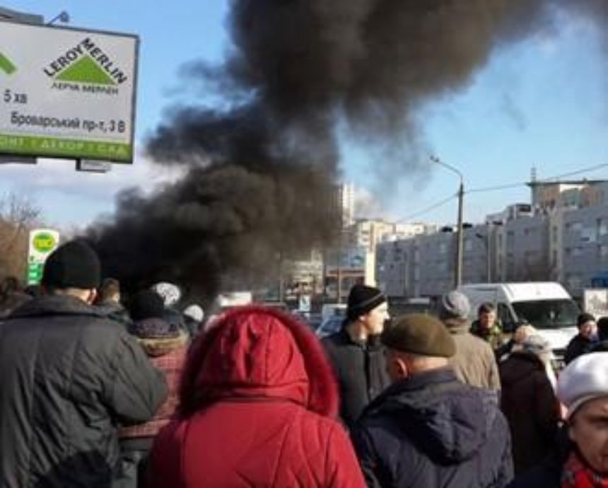 Активисты в Киеве перекрыли Броварской проспект и жгли шины