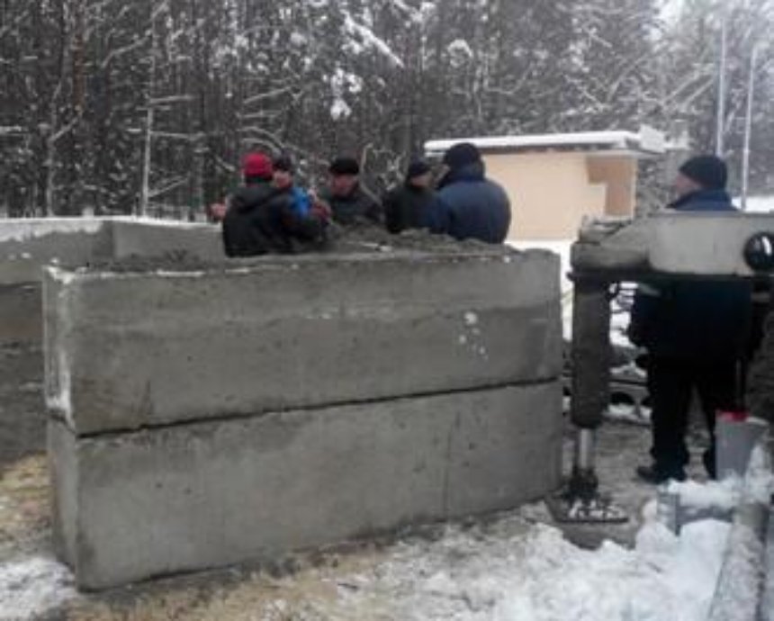 Под Киевом строят новый усиленный блокпост (фото)