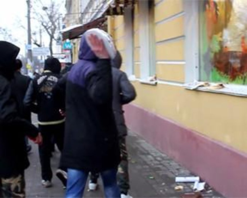 В Киеве парни в масках забросали Roshen тортами (видео)