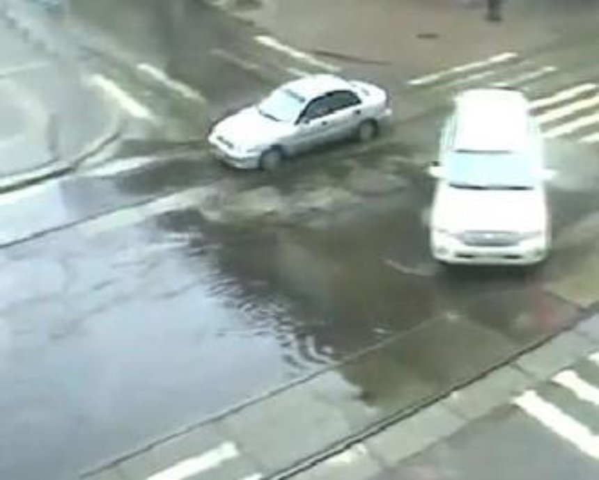 В Киеве залило несколько улиц кипятком (видео)