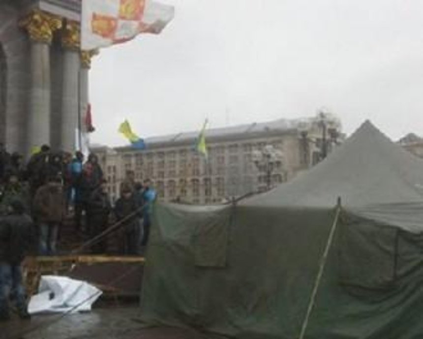 Коммунальщики разбирают "третий майдан" в центре Киева (фото)