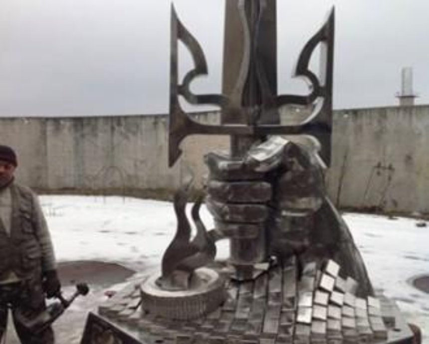 Волонтеры хотят установить памятник в Киеве или во Львове