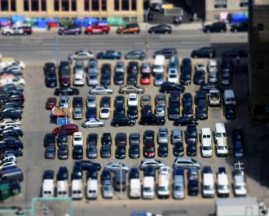 Збільшення паркомісць підвищує рівень автомобілізації