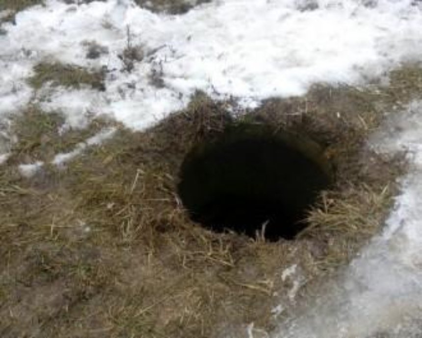 В Киеве дедушка провалился в глубокий канализационный колодец (фото)