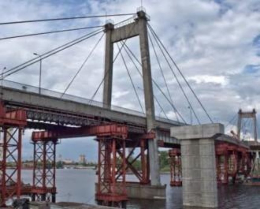 В Киеве девушка упала в провал на мосту
