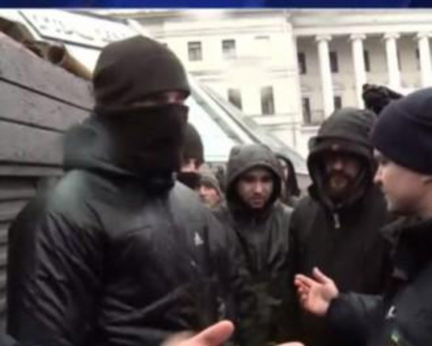 На Майдане Независимости у стелы произошла драка, есть задержанные (фото)