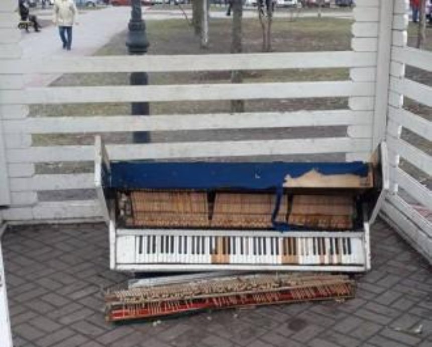 На Позняках вандалы разбили уличное пианино (фото)
