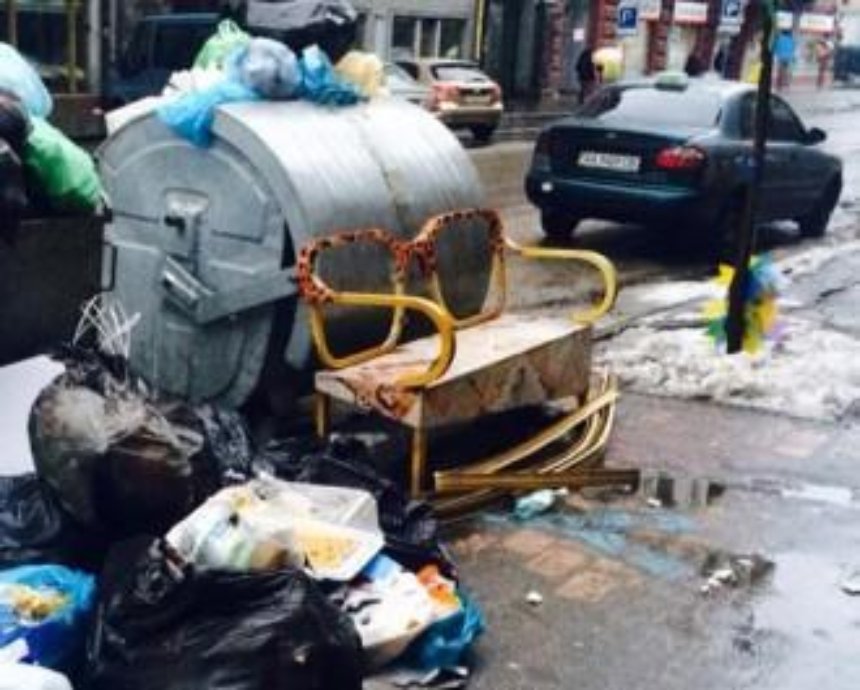 В центре Киева креативную скамейку завалили мусором (фото)