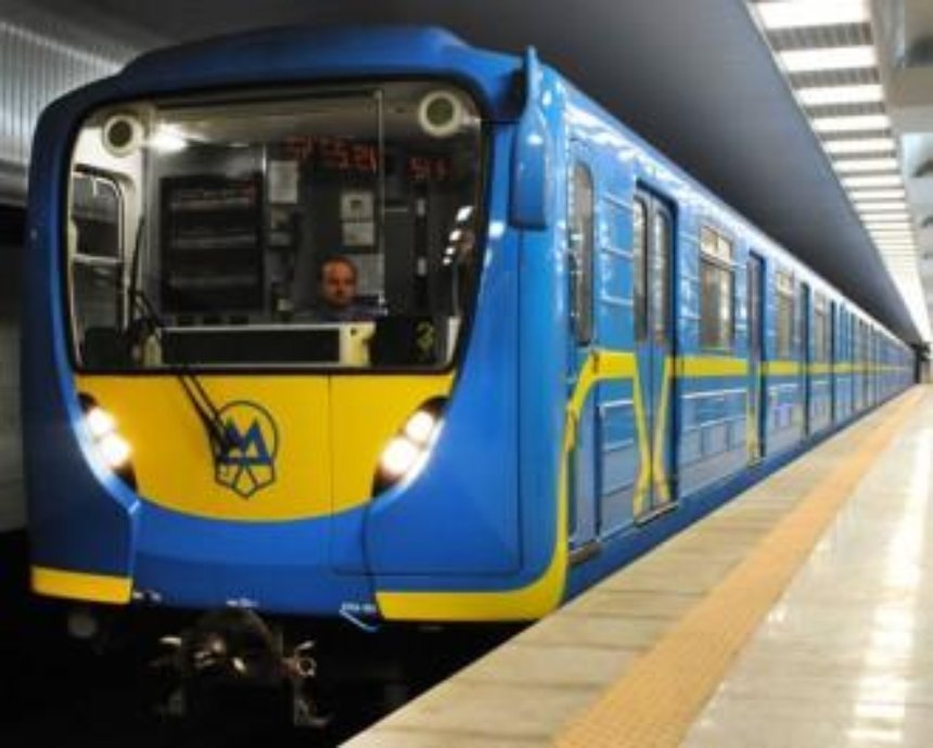В Киеве пассажир попал под поезд в метро