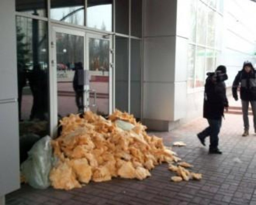 В Киеве офисы телеканалов забросали ватой (фото)