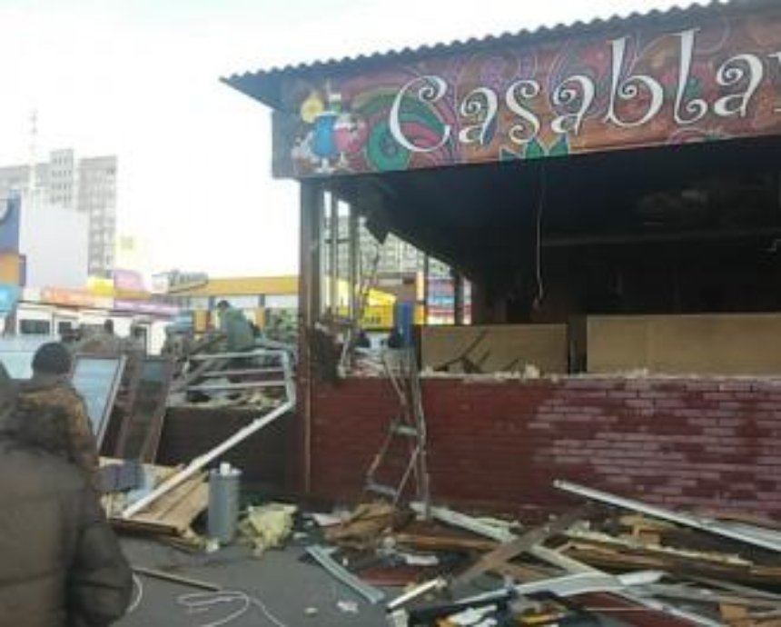 В Киеве на Троещине сносят скандальный ресторан (фото)