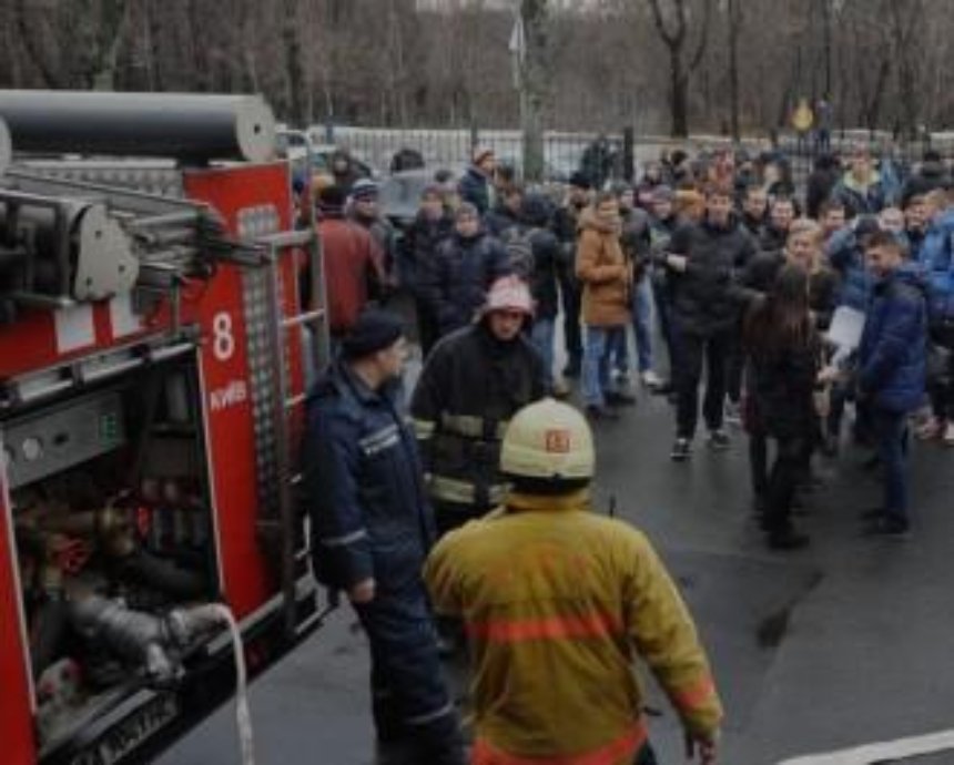 В Киеве из горящего общежития  эвакуировали сто человек