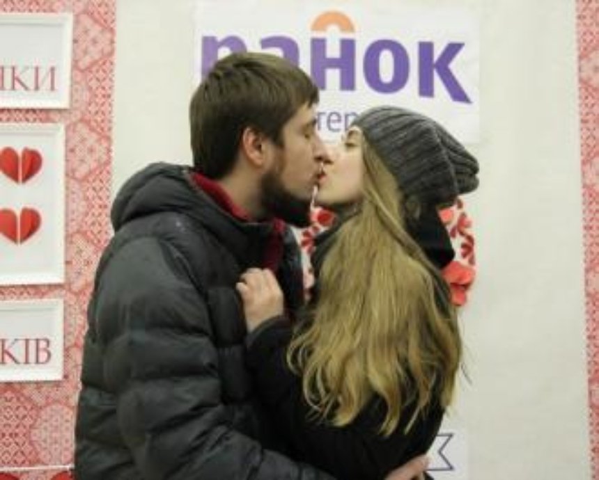 Украинцы поцелуями продлили свою жизнь на 13 часов