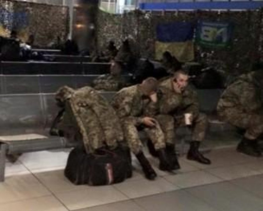 Бойцов с Востока просят быть бдительными на вокзале в Киеве