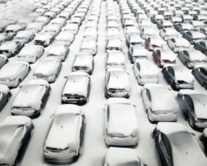 На время снегопадов в Киеве могут организовать "правые" и "левые" парковки