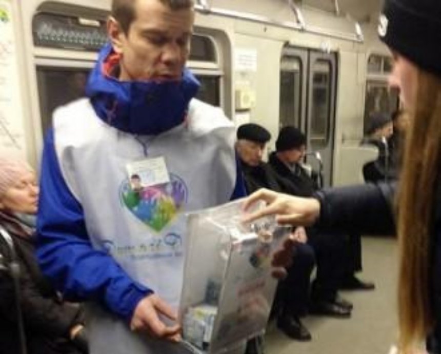 В киевском метро начали звучать призывы не давать денег псевдоволонтерам