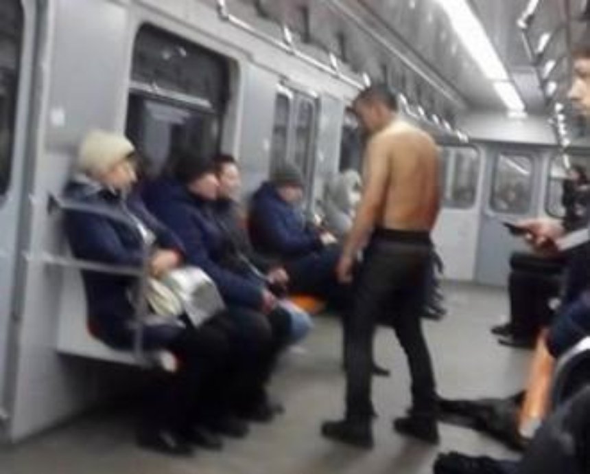 В киевском метро сняли с поезда полуголого пьяного пассажира