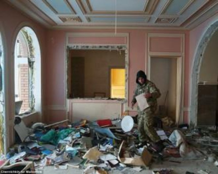 The Daily Mail опубликовал фоторепортаж из разграбленного мародерами особняка Пшонки (фото)