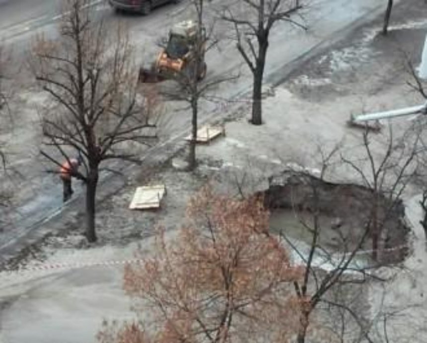 В Киеве разорвало трубу - посреди улицы бил настоящий фонтан (фото)