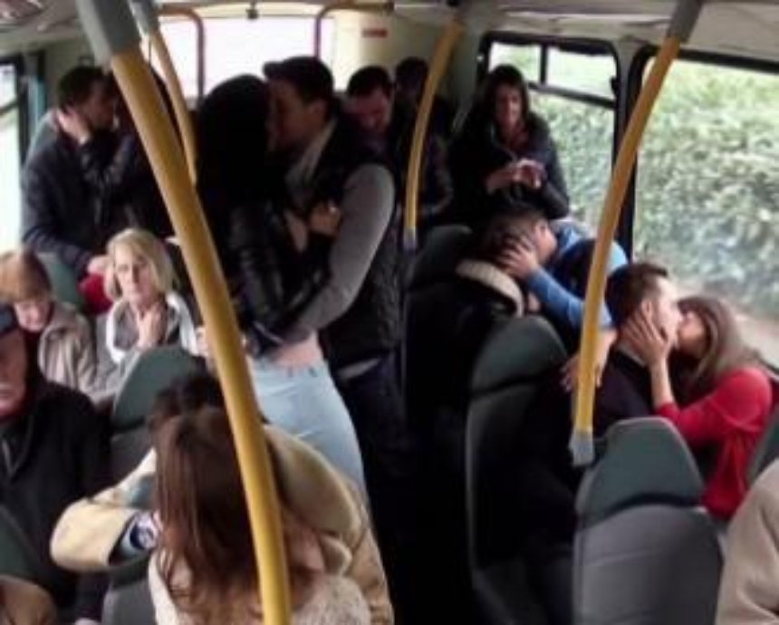 В День святого Валентина в киевском транспорте появятся места для поцелуев