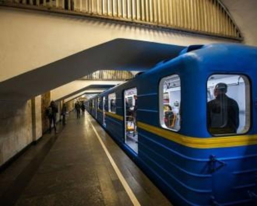 В Киевеe утром остановилась красная ветка метро