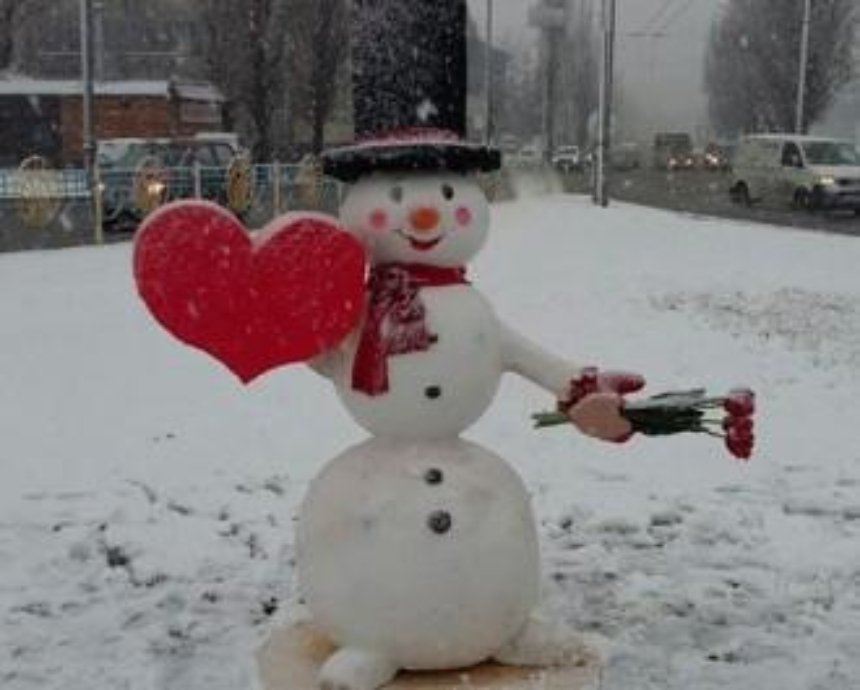В Киеве появился влюбленный снеговик с цветами (фото)