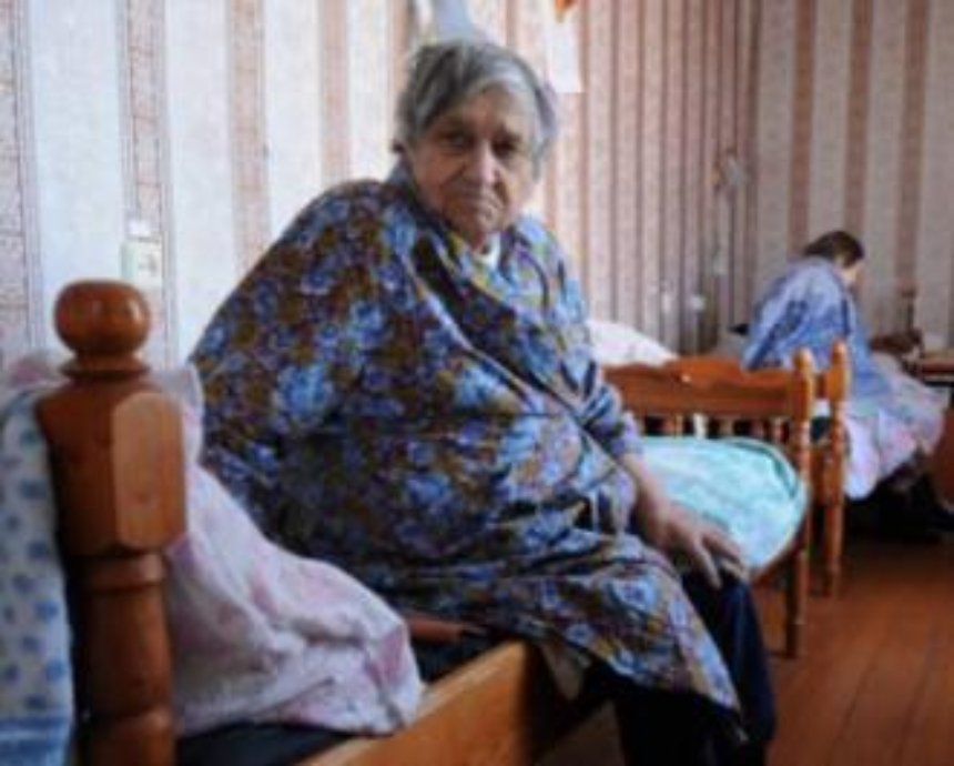 Благотворитель из Англии помогает пожилым людям, потому что в шоке от украинских домов престарелых