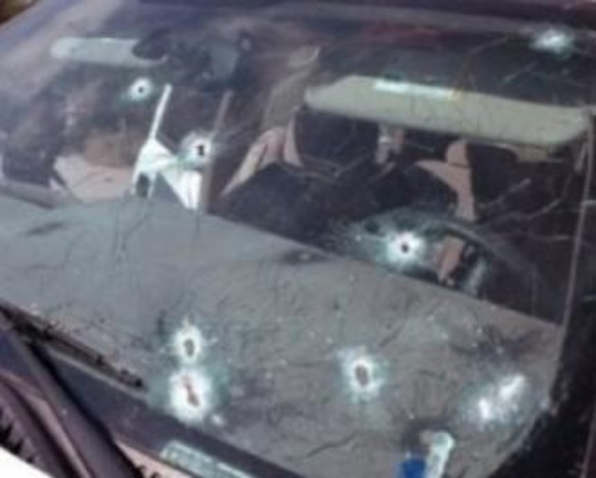 В Киеве неизвестные в пробке обстреляли машину
