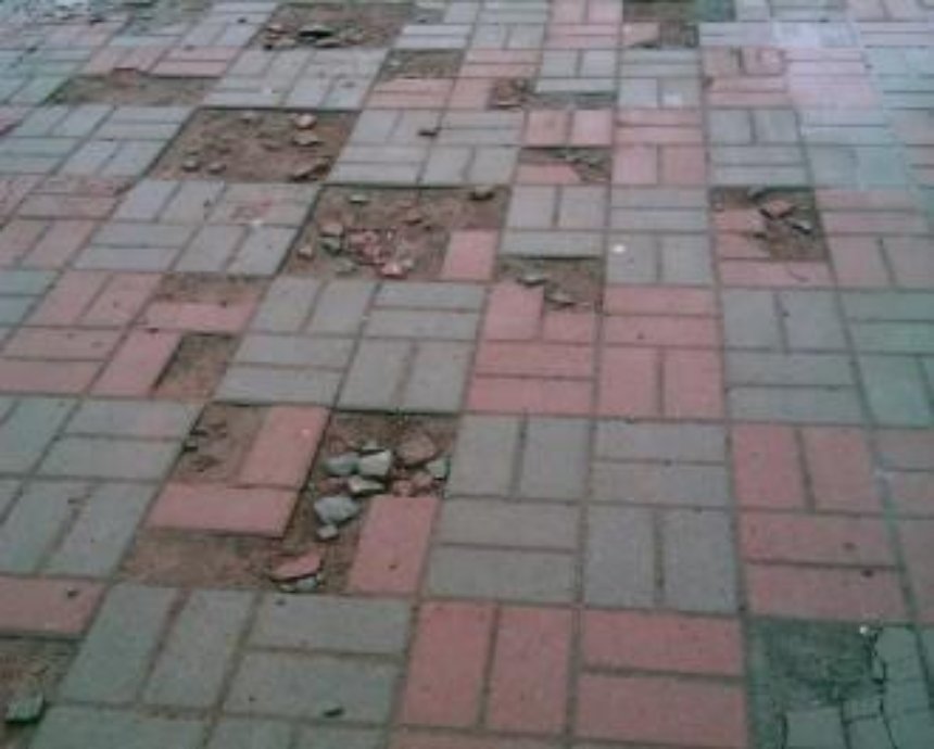 В Киеве Оболонская набережная выглядит как после взрыва (фото)