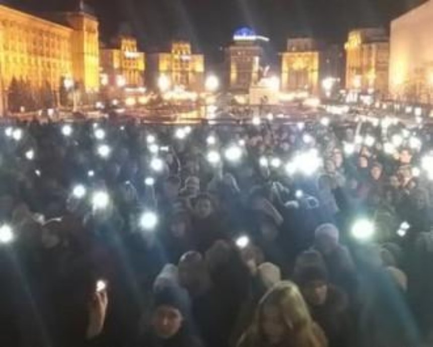 Тысячи киевлян на Майдане почтили память Кузьмы Скрябина (фото)