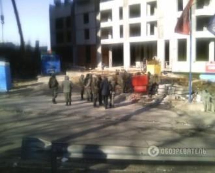 В Киеве на скандальную стройку прибыли грузовики с Нацгвардией (фото)