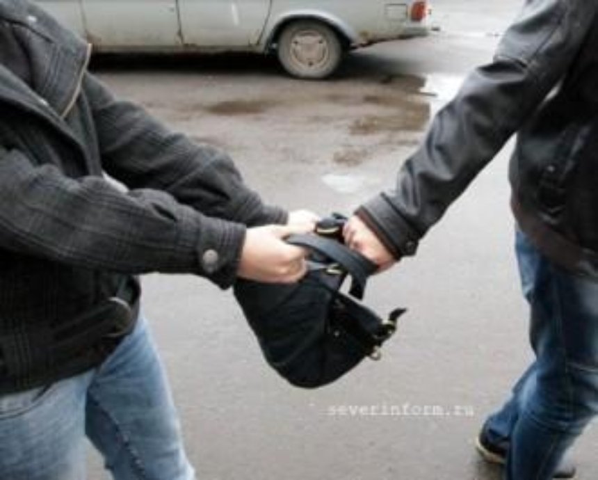 В Киеве грабитель напал на женщину с криком "Ура!"