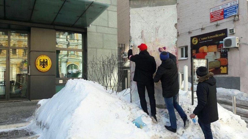 Экс-ударовцы отмыли фрагмент Берлинской стены в Киеве, испорченный нардепом Гончаренко