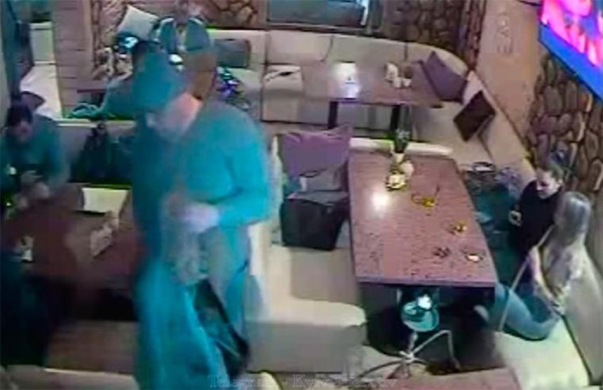 Профессионалы: в сети показали, как ловкие преступники грабят киевлян в ресторанах (видео)