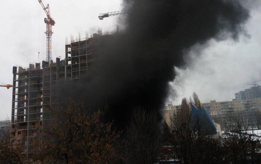 Дикий огонь: на Борщаговке горела недостроенная многоэтажка