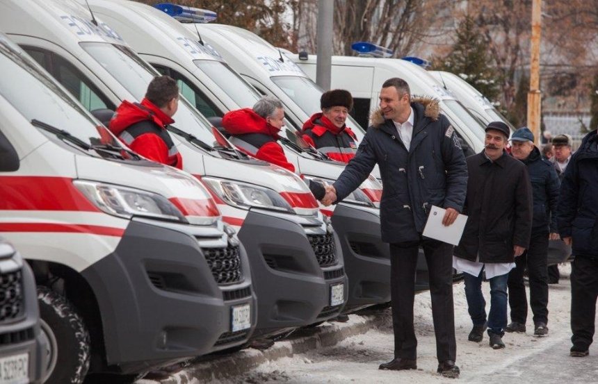 Віталій Кличко передав столичним медзакладам 15 нових сучасних швидких