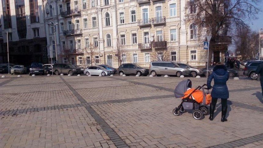 Полусферы против автохамов: как Софийскую площадь очистили от припаркованных машин (фото)