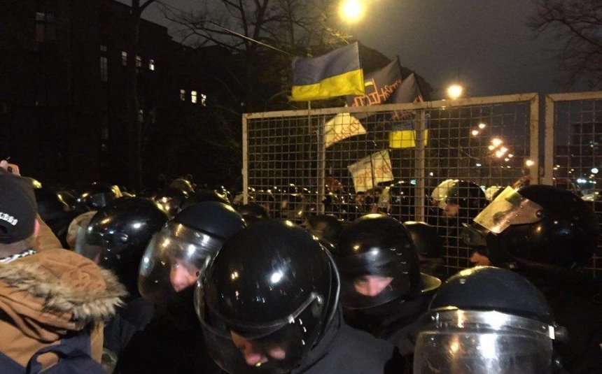 Годовщина расстрелов на Майдане: в центре Киева произошли столкновения (фото, видео)