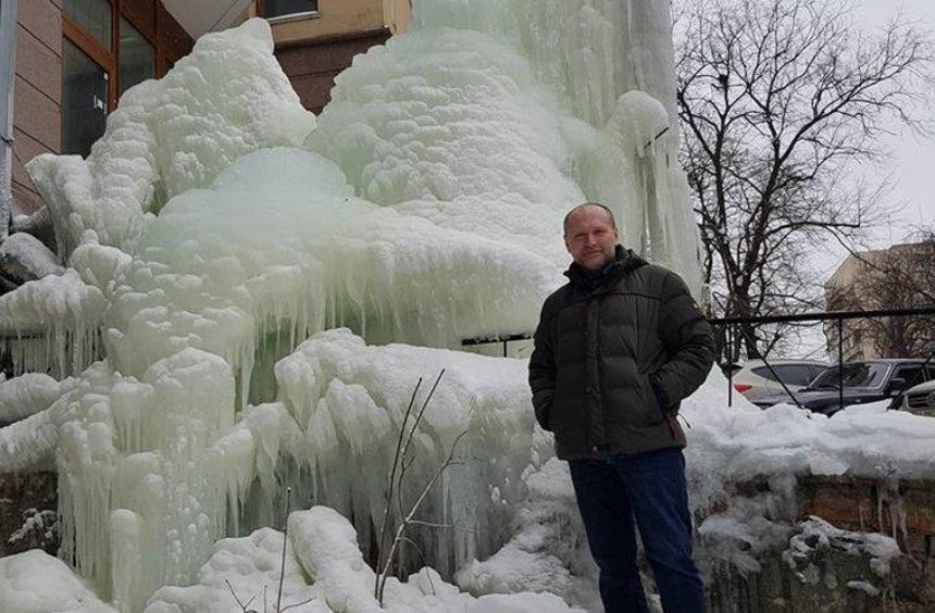 Уникальная достопримечательность: в центре Киева появился семиметровый ледяной "водопад" (фото)