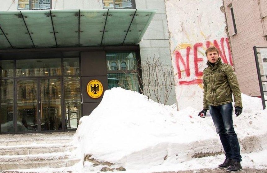 Знак протеста: депутат разрисовал кусок Берлинской стены возле посольства Германии в Киеве (фото)