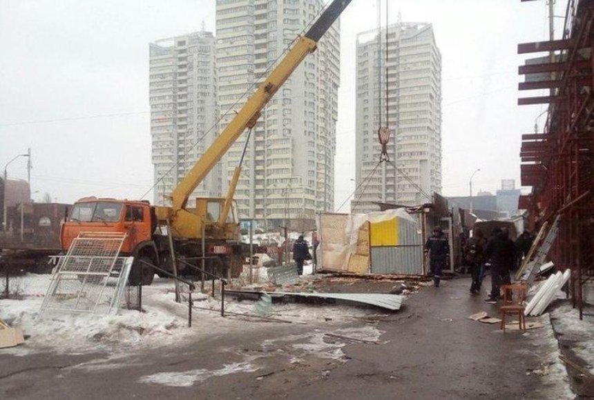 Генеральная уборка: на Шулявке под мостом сносят МАФы (фото)