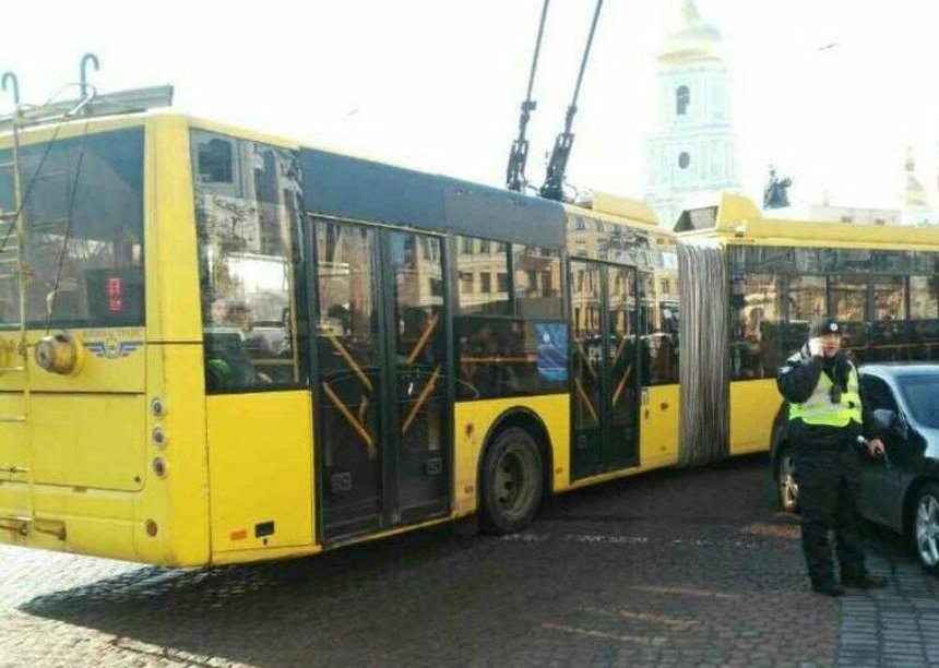 Поделом: на Софийской площади пассажиры троллейбуса отомстили "герою парковки" (фото, видео)