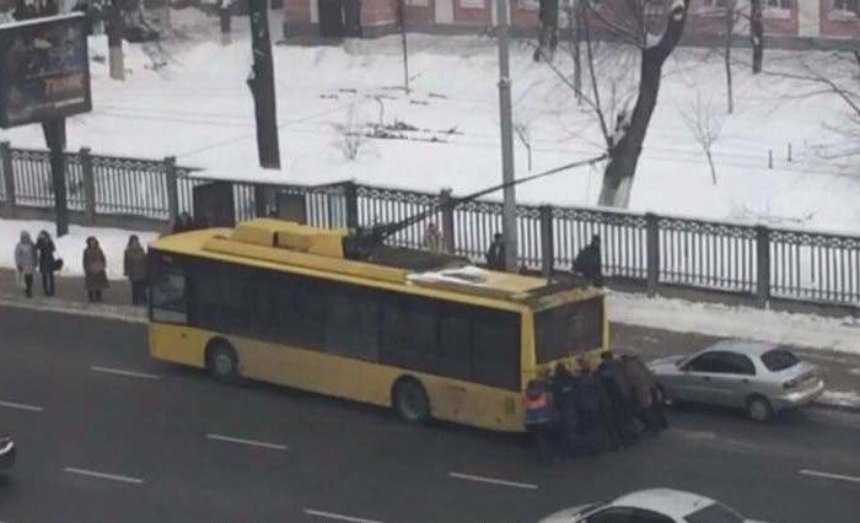 Своим ходом: в центре Киева пассажиры толкали троллейбус (фото)