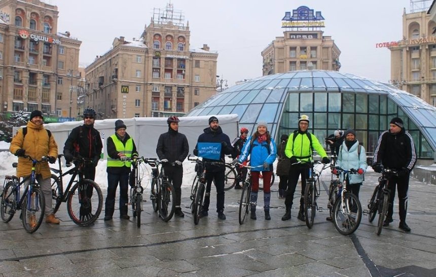 Холод не помеха: как киевляне добирались до работы на велосипеде (фото)